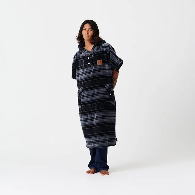 slowtide-oso-extra-warm-poncho-black-370-gsm-cotton image 1