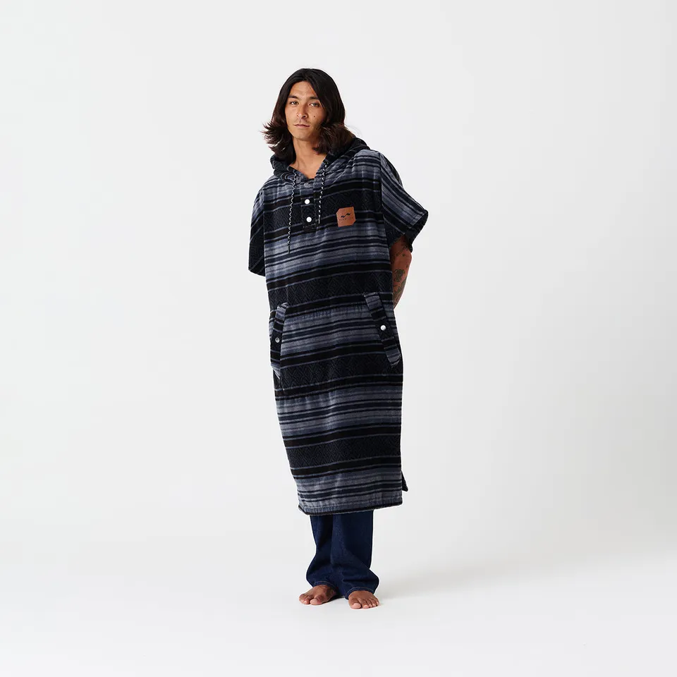 slowtide-oso-extra-warm-poncho-black-370-gsm-cotton image 1