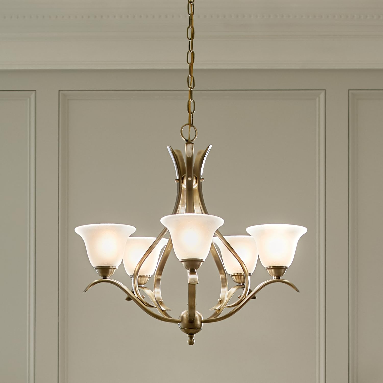 kichler-dover-5-light-chandelier-in-antique-brass-2020ab-with-alabaster-swirl-gl image 2