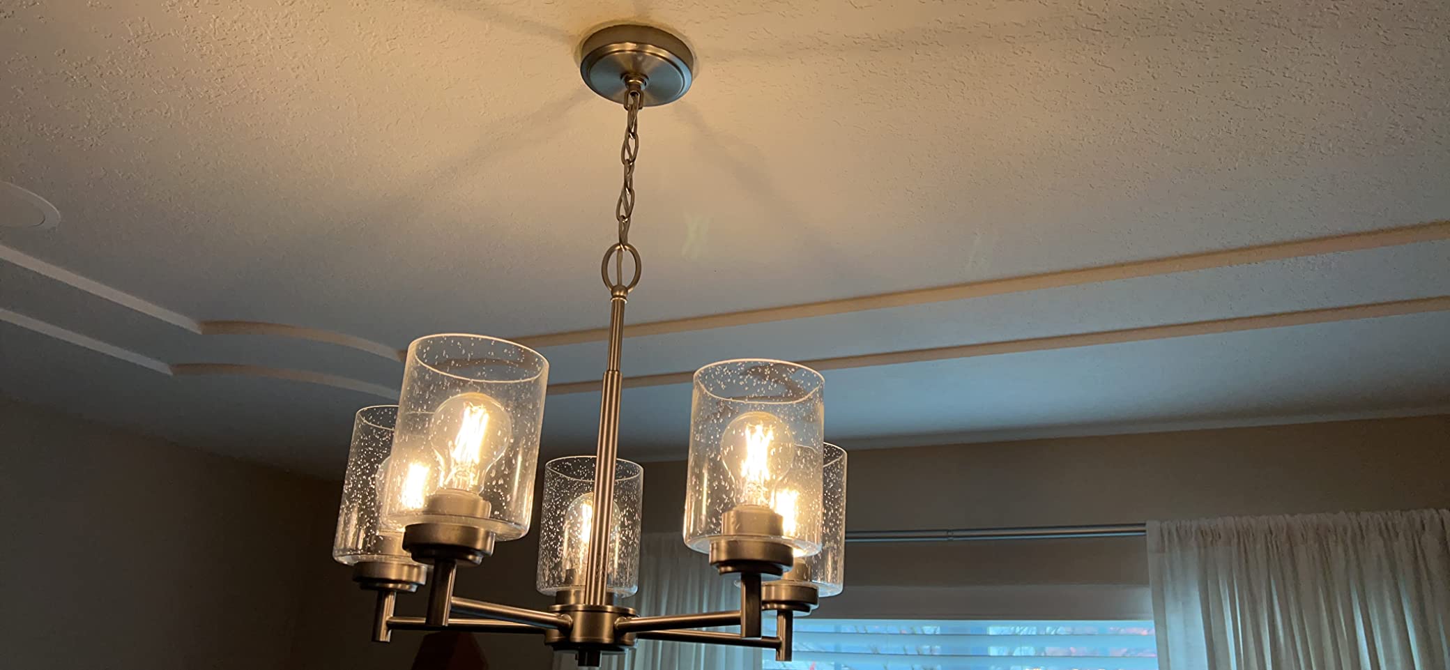 Good chandelier, minor issue with screws