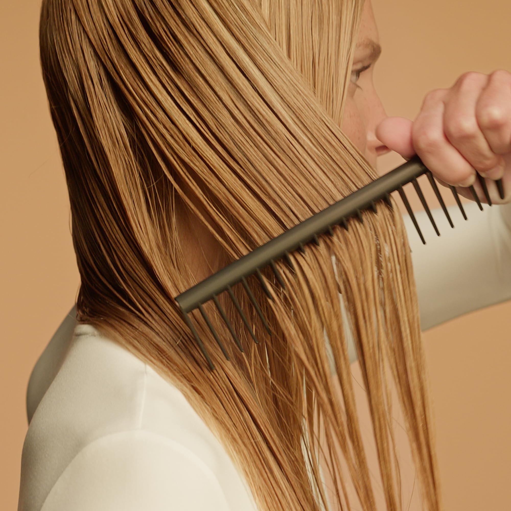 dyson-designed-detangling-comb-black-rose image 2