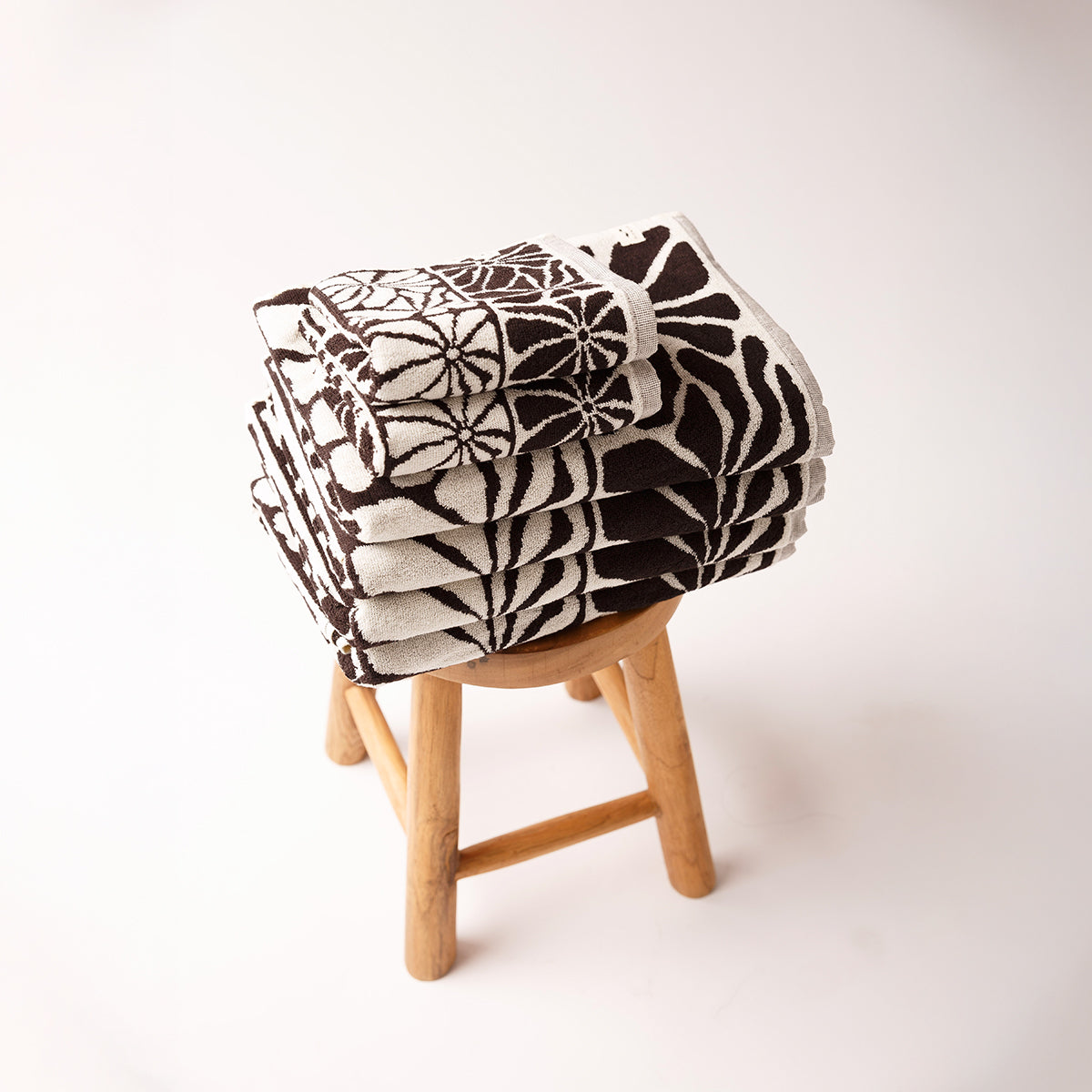 slowtide-ciao-zen-bath-towel-black-monica-bond-collaboration image 5