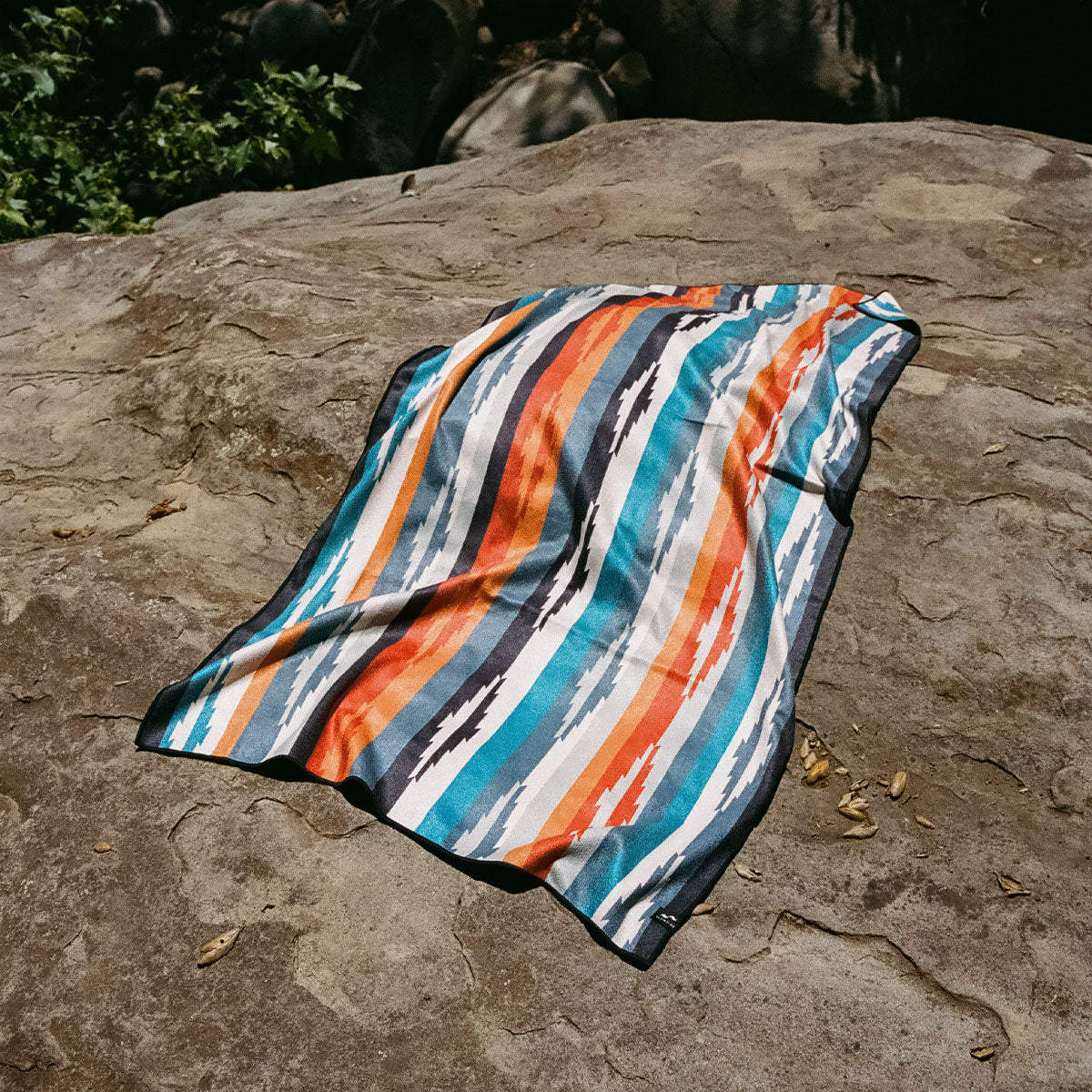 slowtide-duvall-performance-quick-dry-travel-towel-black image 2