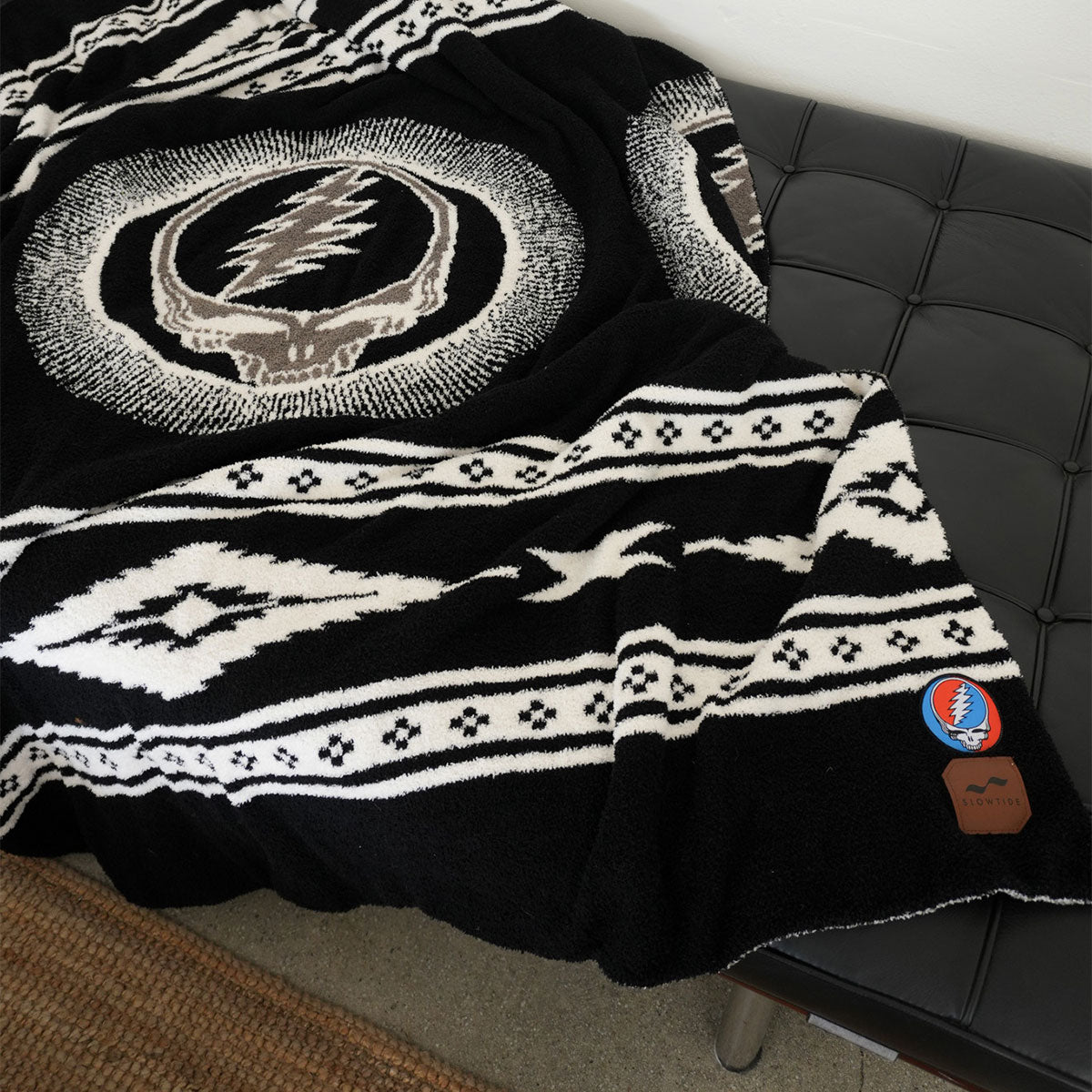 slowtide-fillmore-plush-knit-throw-blanket-grateful-dead-x-slowtide image 3