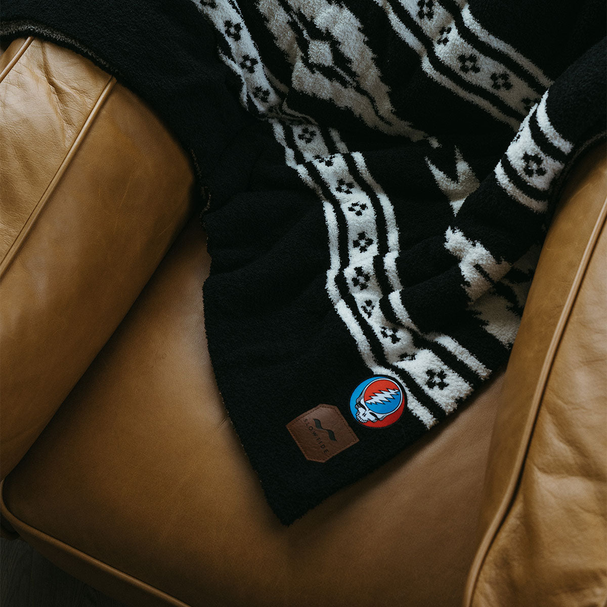 slowtide-fillmore-plush-knit-throw-blanket-grateful-dead-x-slowtide image 4