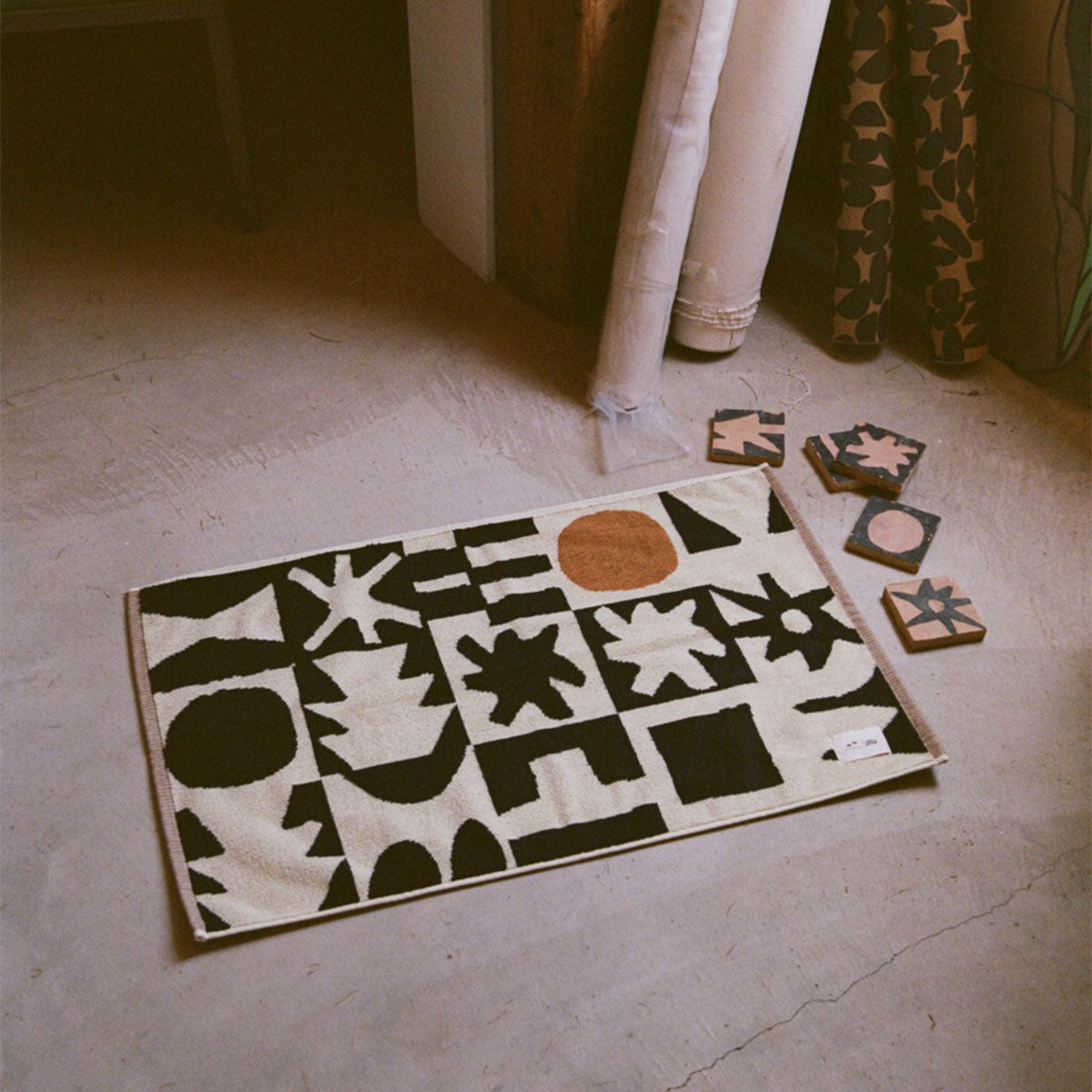 slowtide-upton-bath-mat-black image 4