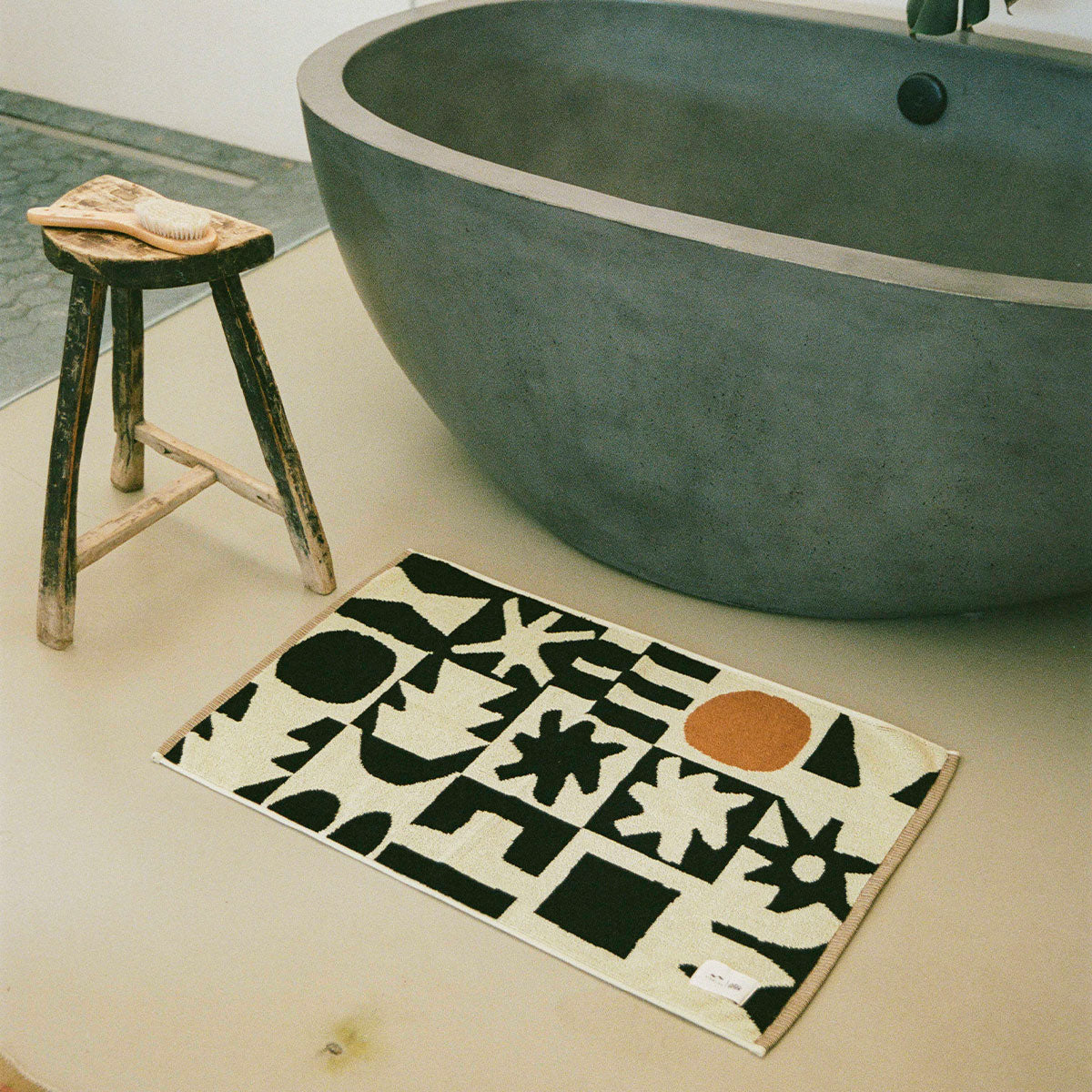 slowtide-upton-bath-mat-black image 2