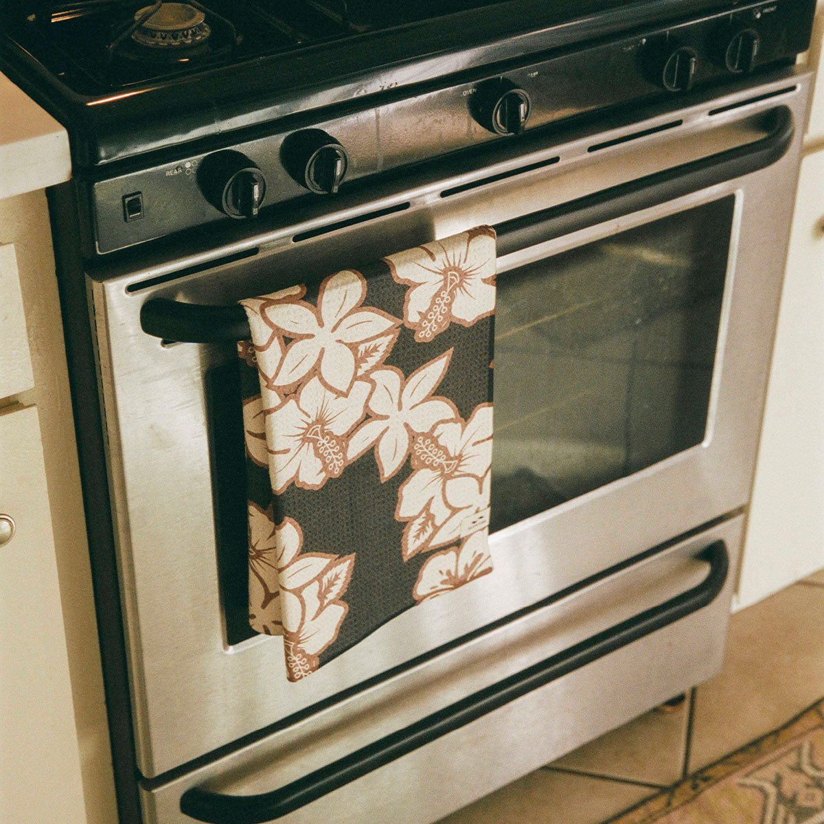 slowtide-olinda-quick-dry-kitchen-towel-black image 2