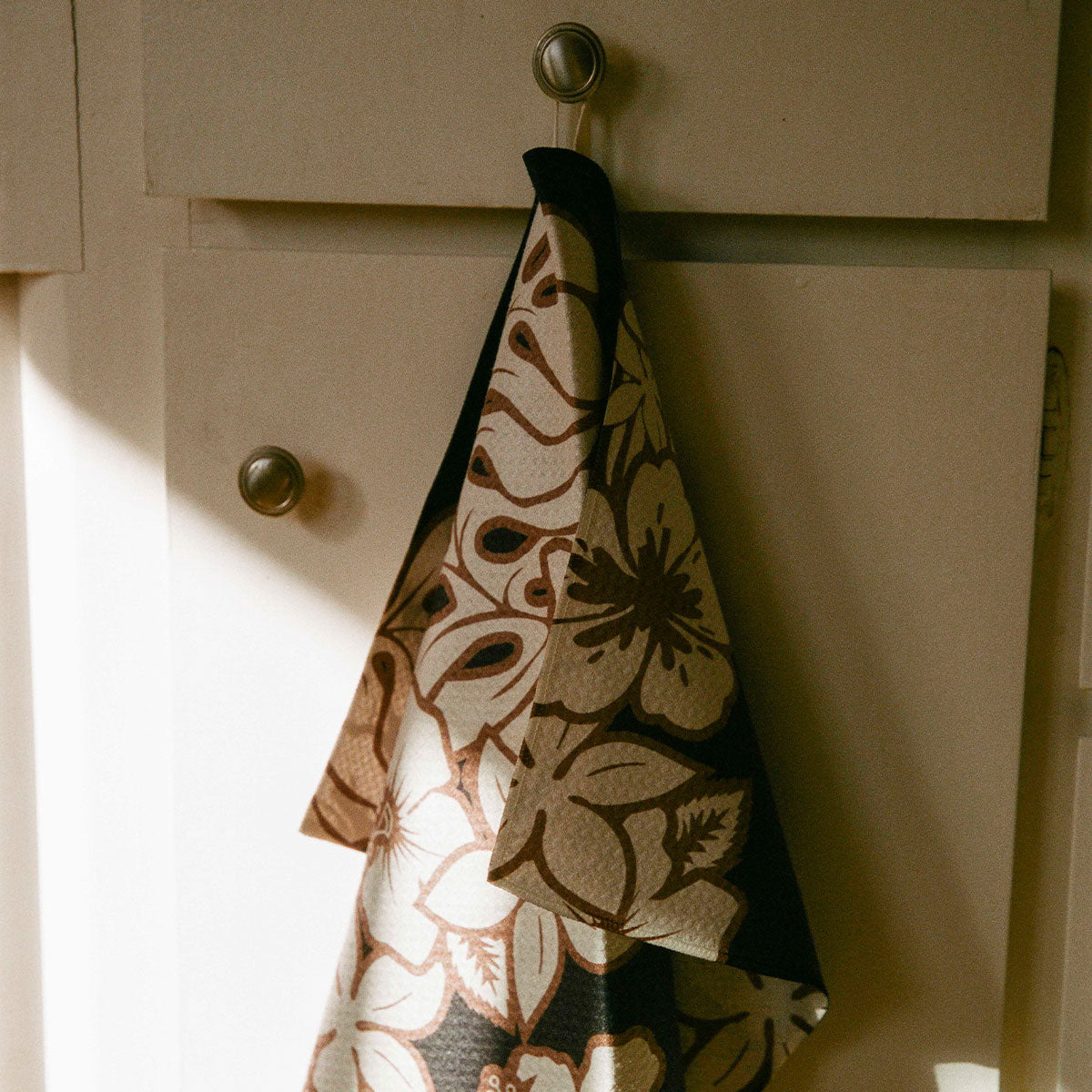 slowtide-olinda-quick-dry-kitchen-towel-black image 4