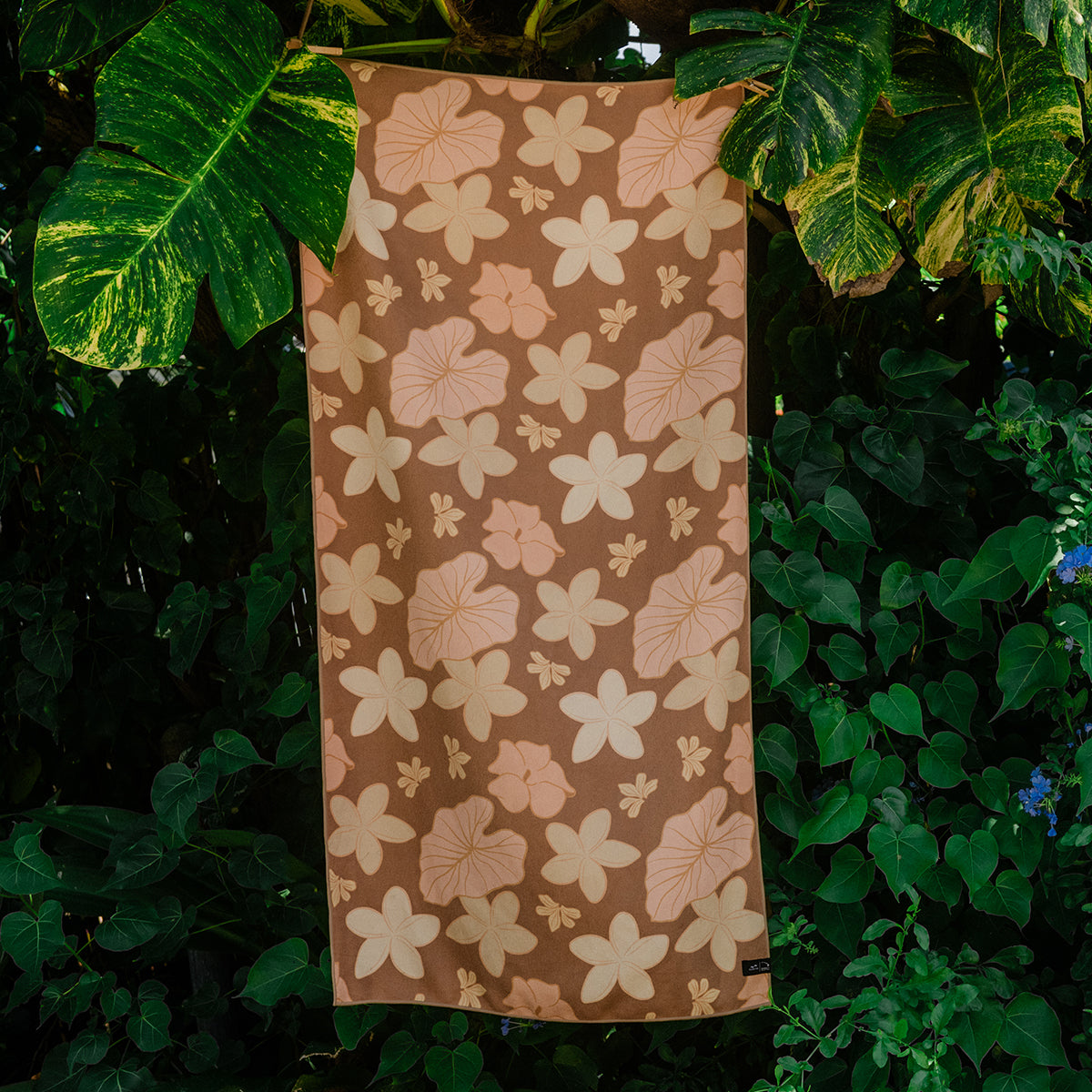 slowtide-plumeria-performance-quick-dry-towel-bronze image 3