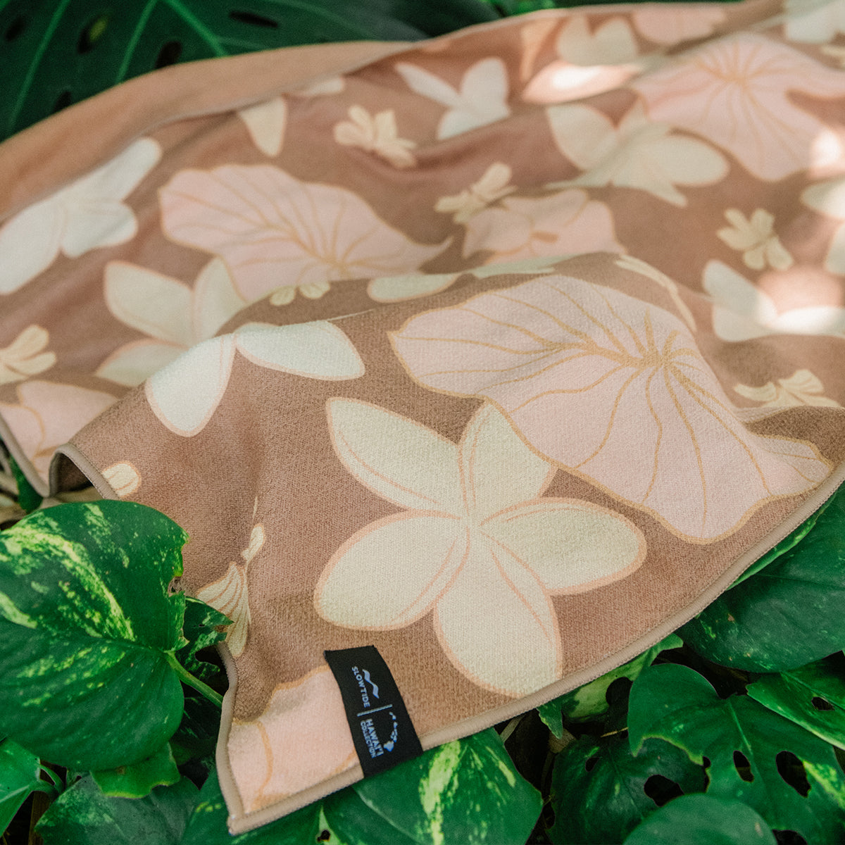 slowtide-plumeria-performance-quick-dry-towel-bronze image 5