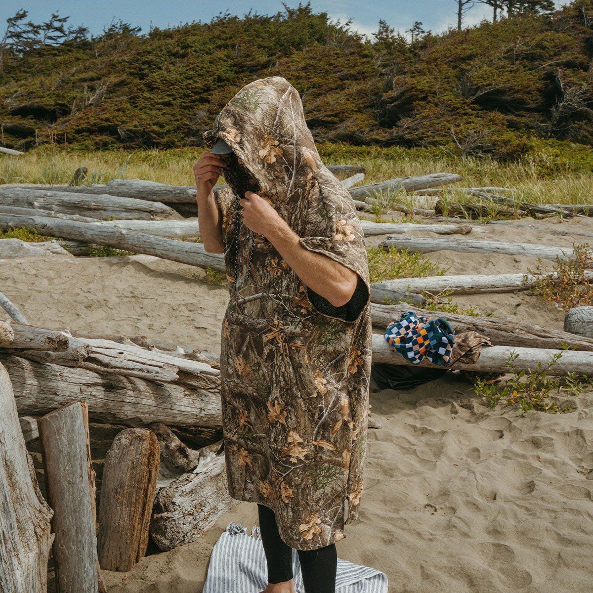 slowtide-realtree-quick-dry-poncho image 6