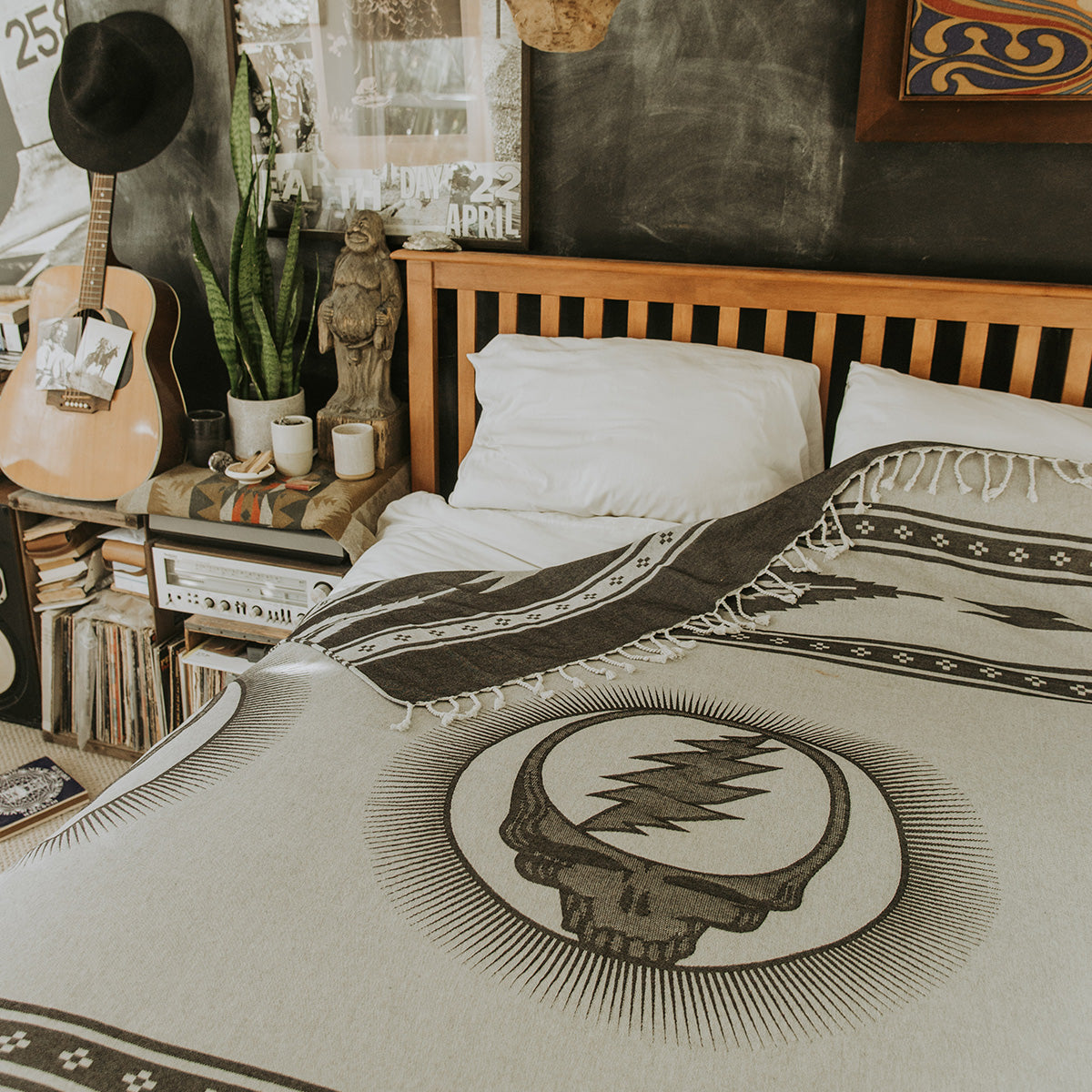 slowtide-fillmore-lightweight-beach-blanket-grateful-dead-x-slowtide image 2