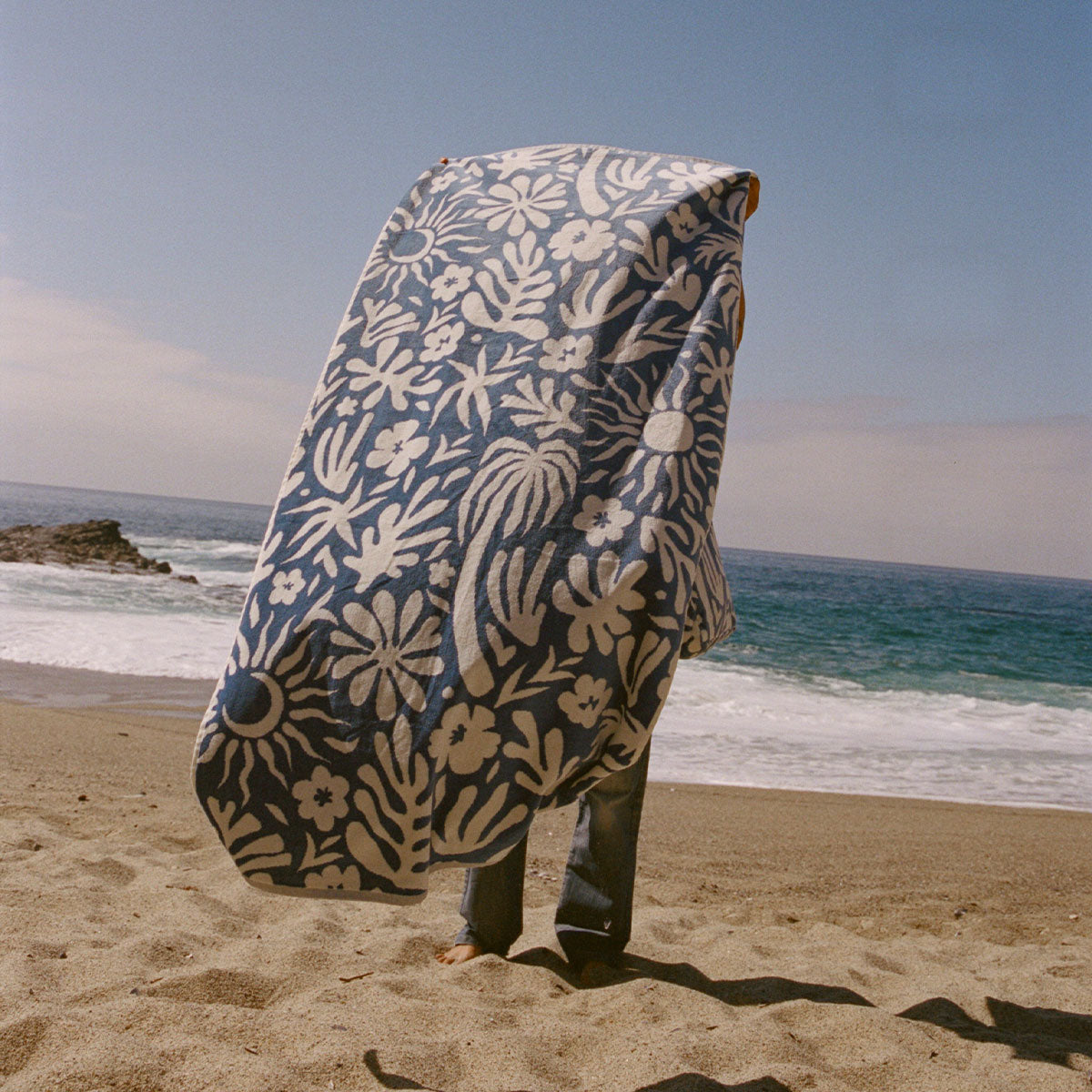 slowtide-sunny-woven-towel-dusty-blue image 3