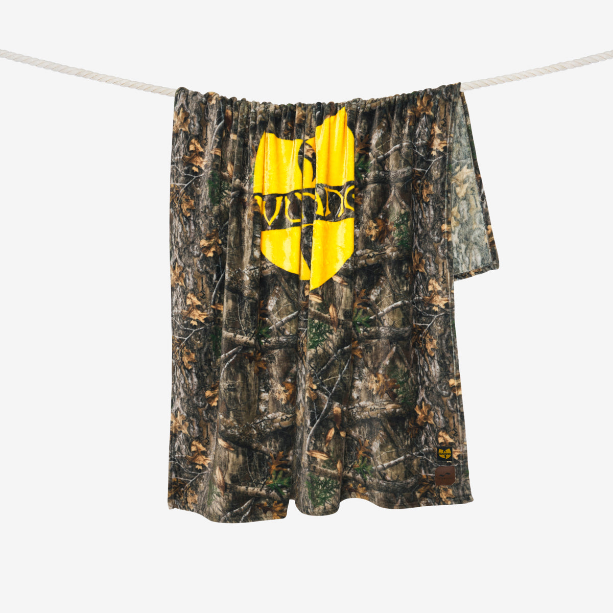 slowtide-triumph-plush-fleece-throw-blanket-wu-tang-clan-x-realtree image 5