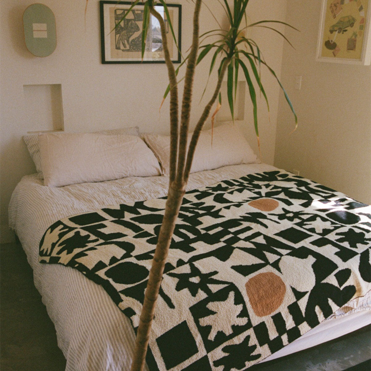 slowtide-upton-plush-knit-throw-blanket-upton-x-slowtide image 3