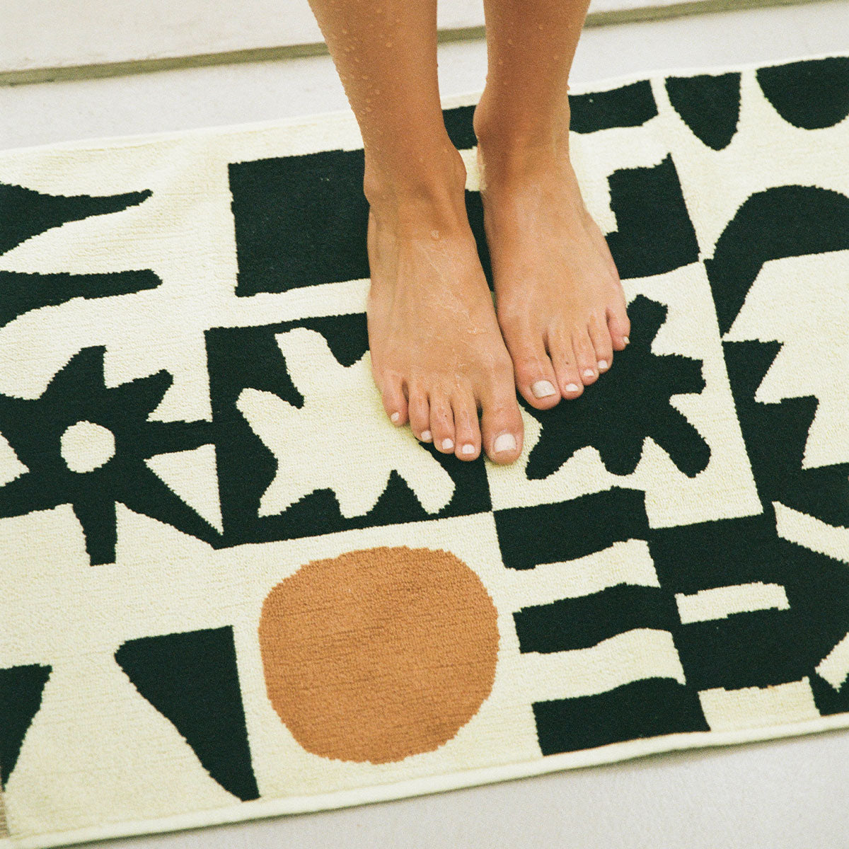 slowtide-upton-bath-mat-black image 3