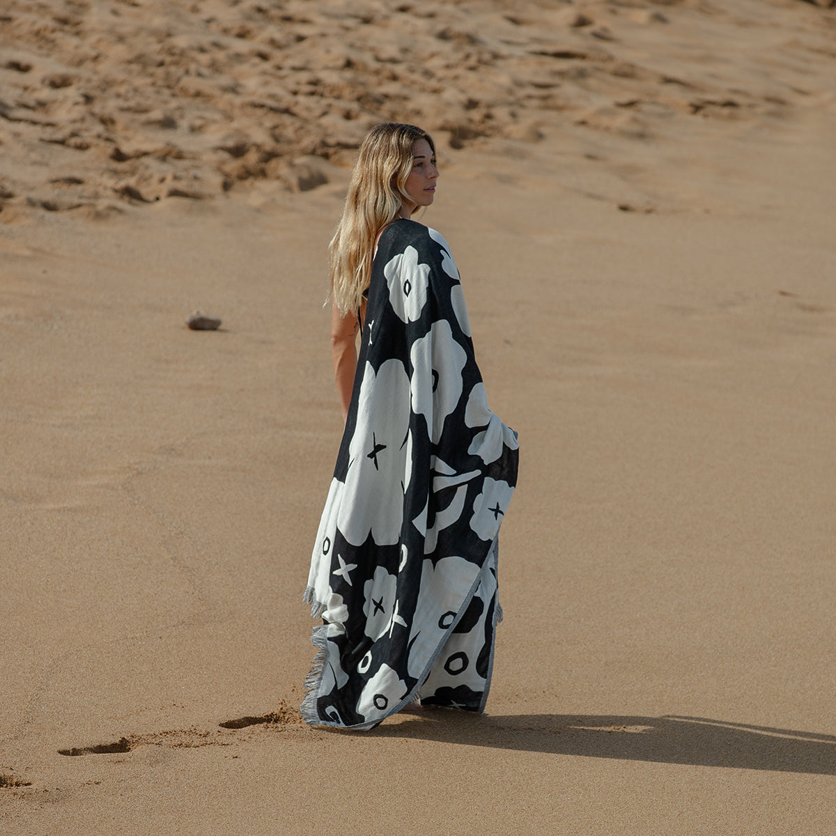 slowtide-xoxo-driftweave-beach-blanket-black-coco-ho-x-slowtide image 2